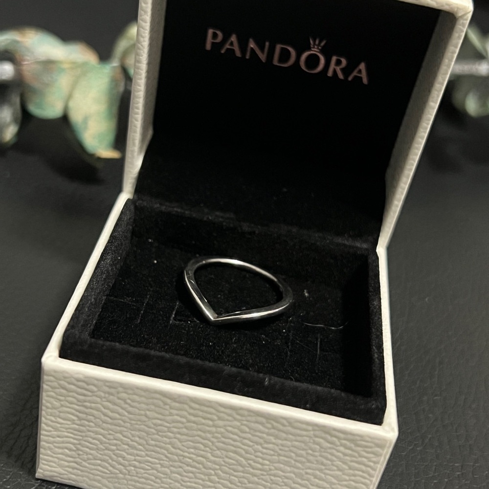 Wishbone stackable ring